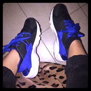 BLUE BLACK & WHITE NIKE HUARACHES