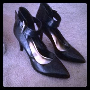 Nine West black small heels