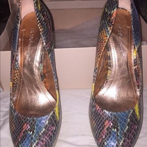 BCBG Paradise Snake Print Platform Pump. Sz 8