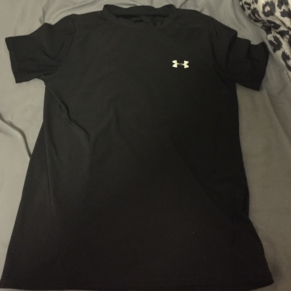 Gently Used Under Armour stretchy t shirt.