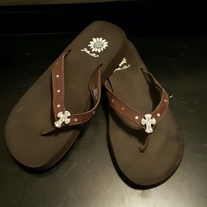 SUPER COMFORTABLE  flip flops.