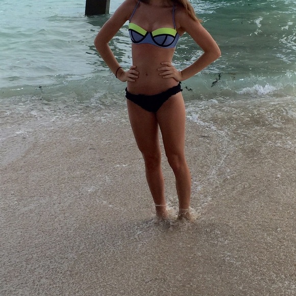 Victoria's Secret Bikini Top - Picture 2 of 2