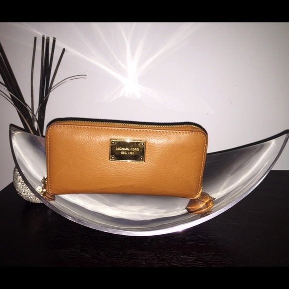 Michael Kors Zip Around Wallet