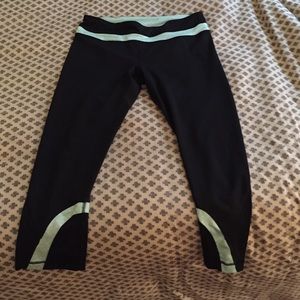 Lululemon capris size 4 - black and mint