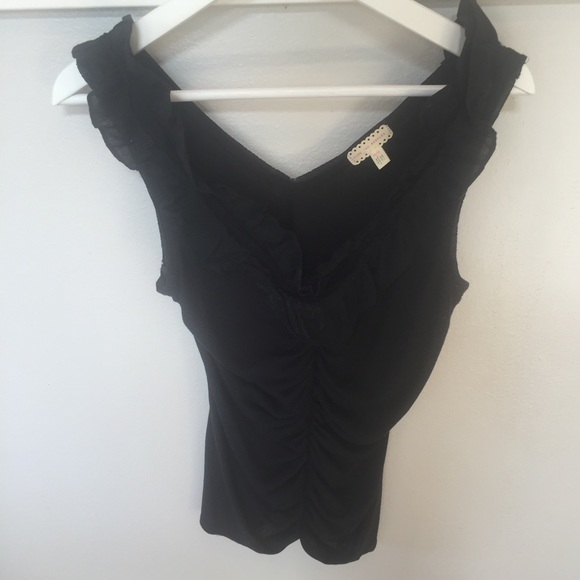 Right fit, stretchy ruffled black tank