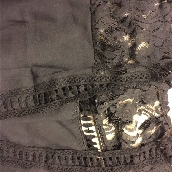 🆕 lace trim blouse w/open back - Picture 4 of 4