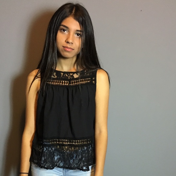 Dorimascloset Tops - 🆕 lace trim blouse w/open back