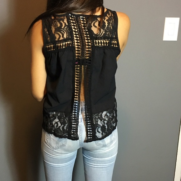 🆕 lace trim blouse w/open back - Picture 3 of 4