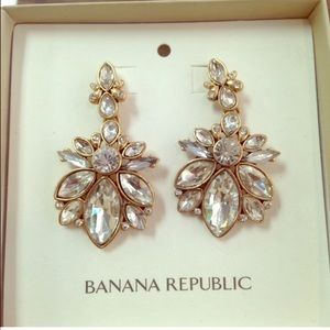 Gorgeous, New in Box Banana Republic earrings