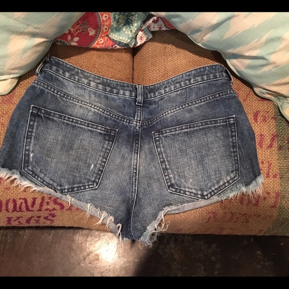 Divided distressed jean cutoff shorts - Picture 2 of 3