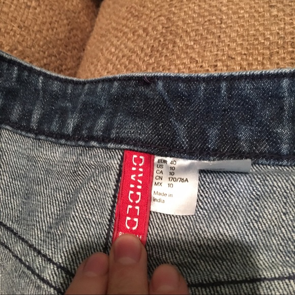 Divided distressed jean cutoff shorts - Picture 3 of 3