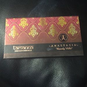 Anastasia Holiday Pallet