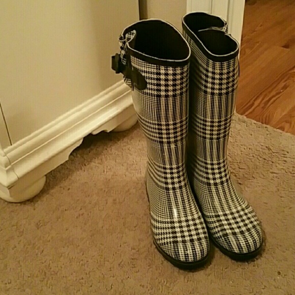 One buckle broken. Rainboots