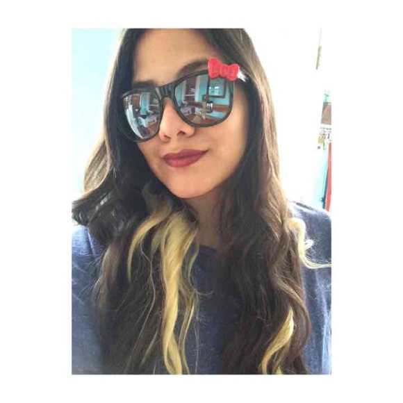 Hello Kitty Bow Sunglasses - Picture 4 of 4