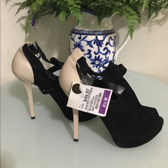 Guess Pumps