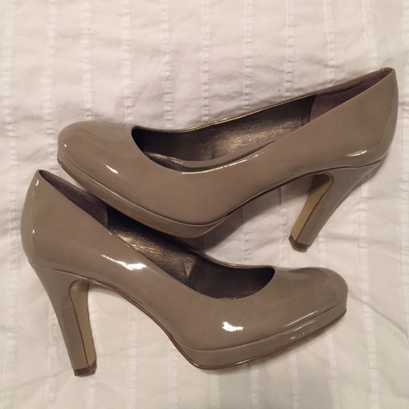 Tan/Beige, patent leather Bandolino heels