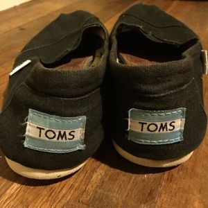 Black TOMS