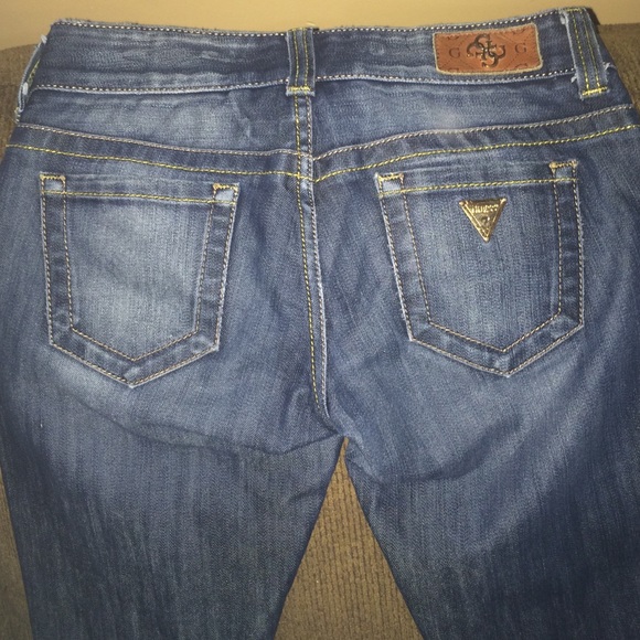 Guess jeans. Stretch.Skinny jeans.Distressed knee.