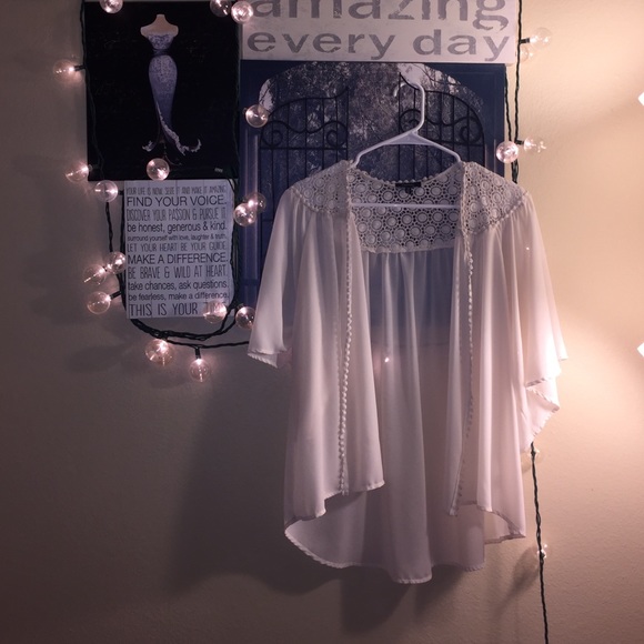 🌸 Cream kimono with lace detailing