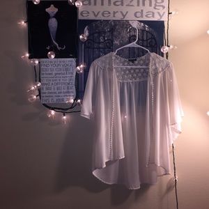 🌸 Cream kimono with lace detailing