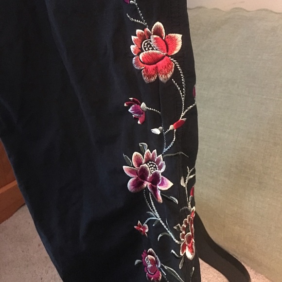 🇺🇸🎉Black pants with embroidered flower detail