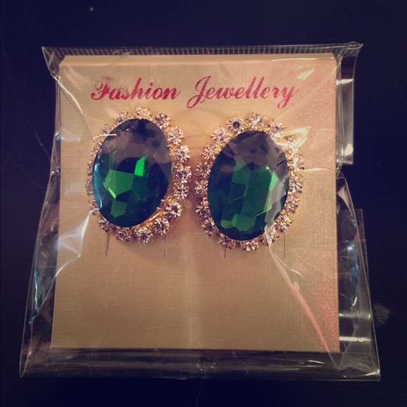 Elegant & new emerald stud earrings