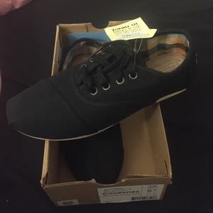 Black TOMS Cordones