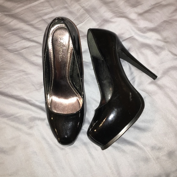 Sapphire black pumps
