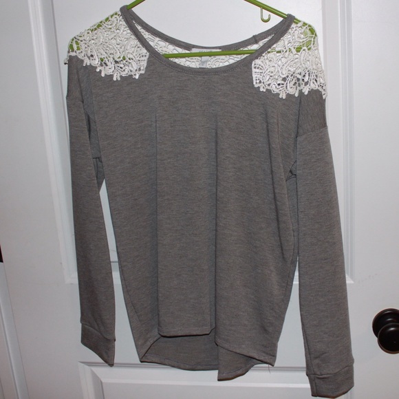dELiA's light pullover