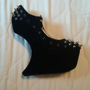 Spiked cutout platforms