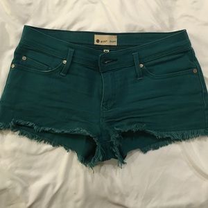 Dark green shorts. 👅
