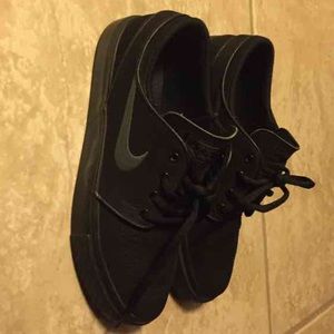 Black Nike SB Janoski