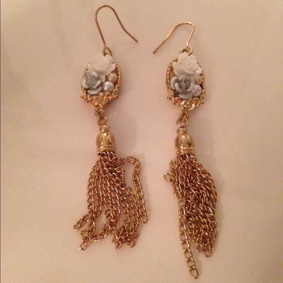 Resin Flower Cameo Dangle Earrings - Picture 1 of 2