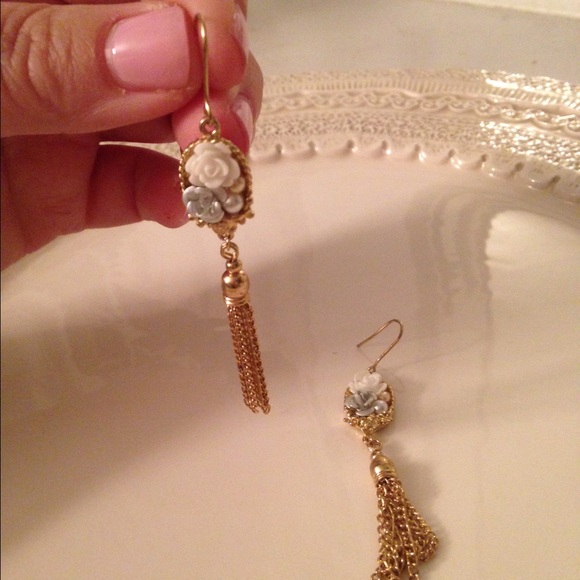 Resin Flower Cameo Dangle Earrings - Picture 2 of 2