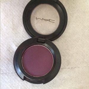 FIG 1 MAC eyeshadow