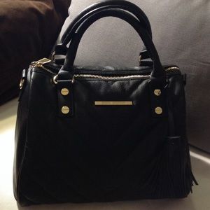 🎀STEVE MADDEN BLACK LEATHER CHEVERON BARREL BAG🎀