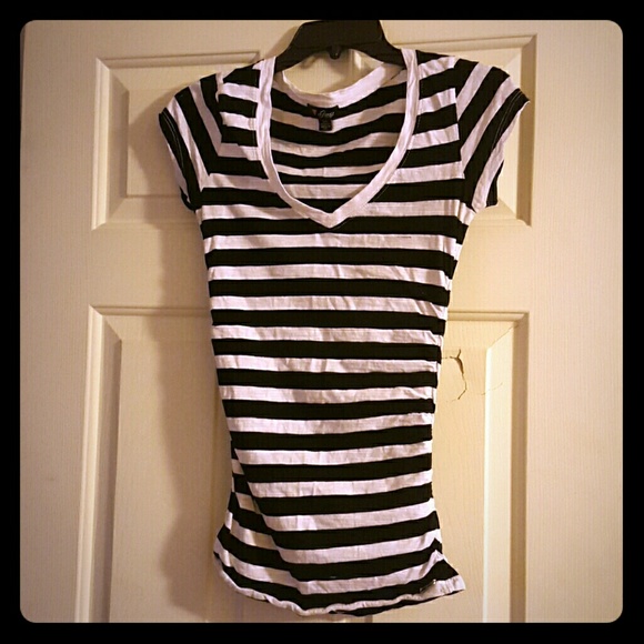 V-neck guess t-shirt