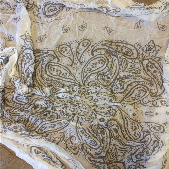 White silk patterned scarf - Picture 3 of 4