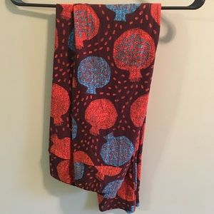 LuLaRoe pomegranate leggings in tall n curvy