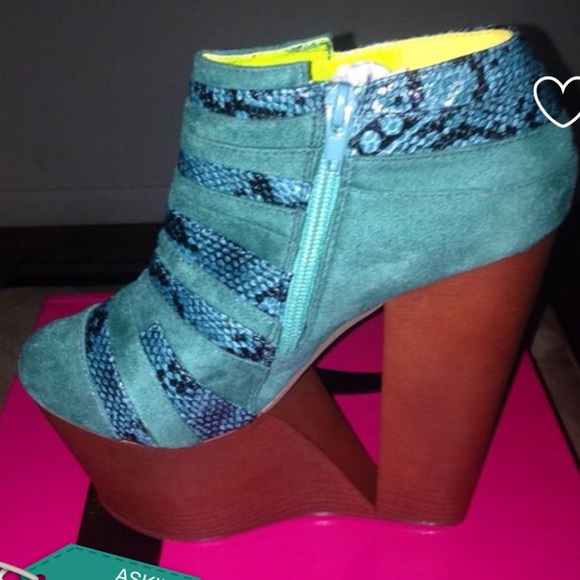 Size 7 Green reptile cut out wedge booties. - Picture 1 of 1