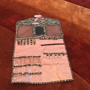 Closet jewelry hanger