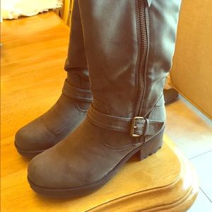 Grey leather/suede boots