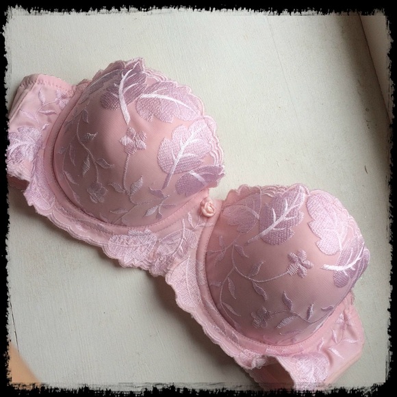 34C Strapless/convertible bra with straps.