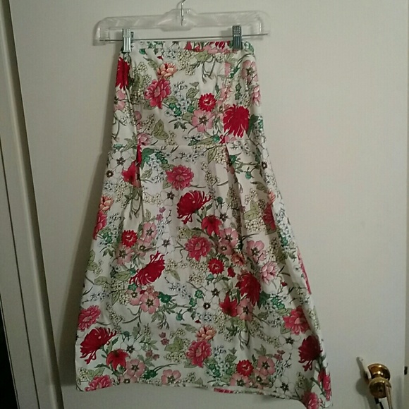 Pretty, floral strapless dress