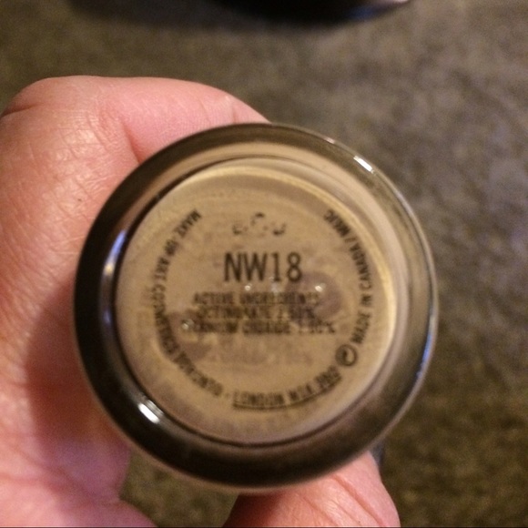 MAC Studio Fix Fluid NM18