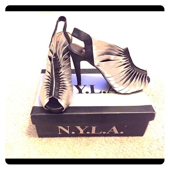 ❄️SALE❄️LIKE NEW Metallic Strappy Stilettos