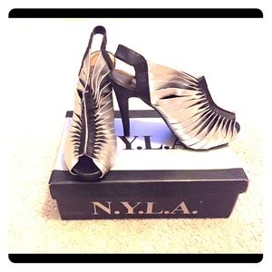 ❄️SALE❄️LIKE NEW Metallic Strappy Stilettos