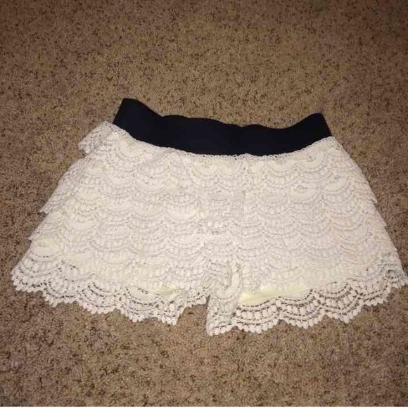 Yahada lace shorts