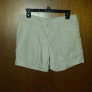 Cute GAP khaki shorts
