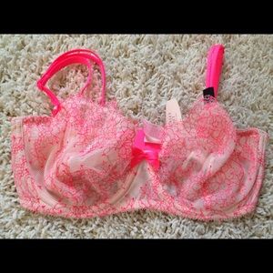 Victoria's Secret very sexy beige pink bra